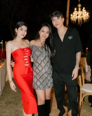 Rasri Balenciaga Instagram - Our christmas dinner at home🥰 
ทำdining table decoration กันเองกับ @marinaemmb  ครั้งแรกด้วย😊 

Catering: @nais_table 
เช่าอุปกรณ์จัดงาน: @glitz_rental