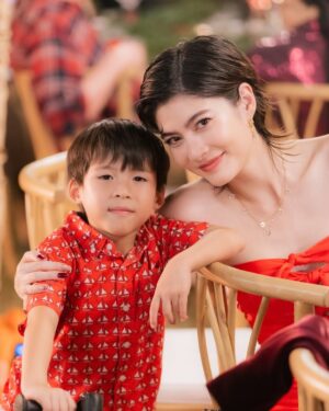 Rasri Balenciaga Instagram - Our christmas dinner at home🥰 
ทำdining table decoration กันเองกับ @marinaemmb  ครั้งแรกด้วย😊 

Catering: @nais_table 
เช่าอุปกรณ์จัดงาน: @glitz_rental