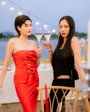 Rasri Balenciaga Instagram - Our christmas dinner at home🥰 
ทำdining table decoration กันเองกับ @marinaemmb  ครั้งแรกด้วย😊 

Catering: @nais_table 
เช่าอุปกรณ์จัดงาน: @glitz_rental