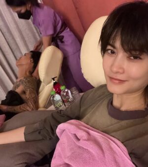 Rasri Balenciaga Instagram - ถึงจะแต่งกันมาแค่7ปี…แต่กำตดให้ดมทุกคืนมา10ปีละค่ะ💨 cheers to our anniversary 🫶🏻