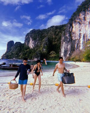 Rasri Balenciaga Instagram - 🍹🍸🏝️⛵️🌊🪸🐡🍴