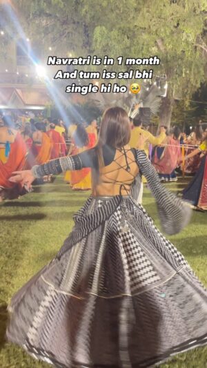 Ravina tekwani Instagram - Ab garba ground ka tinder hi tumhara kuch karwa sakta hai 🥹
.
.
.
.
#garba #garbareels #garba2024 #navratri #navratrireels #navratri2024 #ahmedabad #gujrat #gujrati #single #relatable