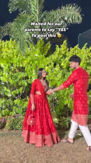 Ravina tekwani Instagram - ❤️ UPAR WALA JAB BHI DETA, DETA CHAPPAR PHAD KE 🙈💃🏼
.
.
.
.
.
.
#couplegoals #couples #romantic #love #intercastemarriage #indianparents #navratri #navratrioutfit #navratricollection #garbaoutfit