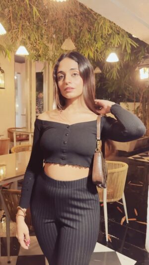 Ravina tekwani Instagram - Vinyl night ft. @roastery.cultur 🎶
.
.
With good music and great food elevate your dining experience ✨ 
Managed by @amdavadis_speaks 
.
.
.
.
#vinylnights #ahmedabadfood #foodblogger #ahmedabadblogger #music