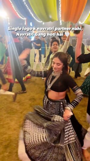 Ravina tekwani Instagram - Navratri ah rahi hai and mere maan mai kuch kuch ho raha hai 💃🏼💃🏼 
.
.
Outfit: @kalina_designs 
.
.
#garba #garbareels #garbalover #navratri #navratri2024 #gujarat