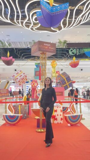 Ravina tekwani Instagram - Assured Gifts this Diwali 🪔 with @swagat_holiday_mall 
.
.
.
.
#diwali #diwalishopping #ahmedabadshopping #shopping