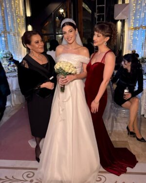 Razane Jammal Instagram - 👰🏻‍♀️🤵🏻‎ ‎

حبيت شارككن شوية صور من البوم عرس نور وزيد، واشكر العيلة الحلوة اللي اكتسبتها بهالرحلة!

‎القائمين على العمل @saradabbous @hamadajamalaldeen @dimaalsafadi @yagmurayarr @adhammurched 
‎مخرجيننا @fikretkadioglu @vedatuyar_ @ercaneyigun 
‎شركائي الممثلين حتى اللي مش موجودين بالصور، رح اشتقلكن كلكن الفريق التقني كله ، عيلة الكارافان بتعرفو حالكن
‎,وكل شخص حط جهد وتعب لنقدملكن #القدر
‎ .بحبكن كثير وبشوفكن بالرحلة الجاية ♥️

Celebrating the end of our show #alqadar by sharing my character Nour and Zeid’s wedding Album. Thank you to all the producers, directors, cast and crew that worked tirelessly around the clock to bring this show to life, to my caravan crew for the unforgettable memories and to our viewers for giving us so much love. I’m going to miss you all 💋
