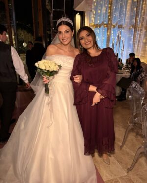 Razane Jammal Instagram - 👰🏻‍♀️🤵🏻‎ ‎

حبيت شارككن شوية صور من البوم عرس نور وزيد، واشكر العيلة الحلوة اللي اكتسبتها بهالرحلة!

‎القائمين على العمل @saradabbous @hamadajamalaldeen @dimaalsafadi @yagmurayarr @adhammurched 
‎مخرجيننا @fikretkadioglu @vedatuyar_ @ercaneyigun 
‎شركائي الممثلين حتى اللي مش موجودين بالصور، رح اشتقلكن كلكن الفريق التقني كله ، عيلة الكارافان بتعرفو حالكن
‎,وكل شخص حط جهد وتعب لنقدملكن #القدر
‎ .بحبكن كثير وبشوفكن بالرحلة الجاية ♥️

Celebrating the end of our show #alqadar by sharing my character Nour and Zeid’s wedding Album. Thank you to all the producers, directors, cast and crew that worked tirelessly around the clock to bring this show to life, to my caravan crew for the unforgettable memories and to our viewers for giving us so much love. I’m going to miss you all 💋