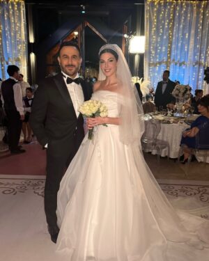 Razane Jammal Instagram - 👰🏻‍♀️🤵🏻‎ ‎

حبيت شارككن شوية صور من البوم عرس نور وزيد، واشكر العيلة الحلوة اللي اكتسبتها بهالرحلة!

‎القائمين على العمل @saradabbous @hamadajamalaldeen @dimaalsafadi @yagmurayarr @adhammurched 
‎مخرجيننا @fikretkadioglu @vedatuyar_ @ercaneyigun 
‎شركائي الممثلين حتى اللي مش موجودين بالصور، رح اشتقلكن كلكن الفريق التقني كله ، عيلة الكارافان بتعرفو حالكن
‎,وكل شخص حط جهد وتعب لنقدملكن #القدر
‎ .بحبكن كثير وبشوفكن بالرحلة الجاية ♥️

Celebrating the end of our show #alqadar by sharing my character Nour and Zeid’s wedding Album. Thank you to all the producers, directors, cast and crew that worked tirelessly around the clock to bring this show to life, to my caravan crew for the unforgettable memories and to our viewers for giving us so much love. I’m going to miss you all 💋