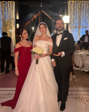 Razane Jammal Instagram - 👰🏻‍♀️🤵🏻‎ ‎

حبيت شارككن شوية صور من البوم عرس نور وزيد، واشكر العيلة الحلوة اللي اكتسبتها بهالرحلة!

‎القائمين على العمل @saradabbous @hamadajamalaldeen @dimaalsafadi @yagmurayarr @adhammurched 
‎مخرجيننا @fikretkadioglu @vedatuyar_ @ercaneyigun 
‎شركائي الممثلين حتى اللي مش موجودين بالصور، رح اشتقلكن كلكن الفريق التقني كله ، عيلة الكارافان بتعرفو حالكن
‎,وكل شخص حط جهد وتعب لنقدملكن #القدر
‎ .بحبكن كثير وبشوفكن بالرحلة الجاية ♥️

Celebrating the end of our show #alqadar by sharing my character Nour and Zeid’s wedding Album. Thank you to all the producers, directors, cast and crew that worked tirelessly around the clock to bring this show to life, to my caravan crew for the unforgettable memories and to our viewers for giving us so much love. I’m going to miss you all 💋