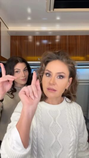 Razane Jammal Instagram - حرب كثير كثير صغيرة بين نور وتالا🦒🤫
 #القدر_بلينغ #القدر

We love you @thezeinakhoury #alqadarbling 💎✨
