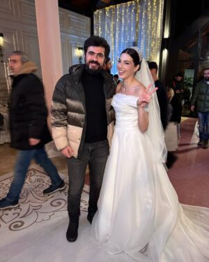 Razane Jammal Instagram - 👰🏻‍♀️🤵🏻‎ ‎

حبيت شارككن شوية صور من البوم عرس نور وزيد، واشكر العيلة الحلوة اللي اكتسبتها بهالرحلة!

‎القائمين على العمل @saradabbous @hamadajamalaldeen @dimaalsafadi @yagmurayarr @adhammurched 
‎مخرجيننا @fikretkadioglu @vedatuyar_ @ercaneyigun 
‎شركائي الممثلين حتى اللي مش موجودين بالصور، رح اشتقلكن كلكن الفريق التقني كله ، عيلة الكارافان بتعرفو حالكن
‎,وكل شخص حط جهد وتعب لنقدملكن #القدر
‎ .بحبكن كثير وبشوفكن بالرحلة الجاية ♥️

Celebrating the end of our show #alqadar by sharing my character Nour and Zeid’s wedding Album. Thank you to all the producers, directors, cast and crew that worked tirelessly around the clock to bring this show to life, to my caravan crew for the unforgettable memories and to our viewers for giving us so much love. I’m going to miss you all 💋