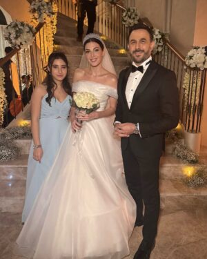 Razane Jammal Instagram - 👰🏻‍♀️🤵🏻‎ ‎

حبيت شارككن شوية صور من البوم عرس نور وزيد، واشكر العيلة الحلوة اللي اكتسبتها بهالرحلة!

‎القائمين على العمل @saradabbous @hamadajamalaldeen @dimaalsafadi @yagmurayarr @adhammurched 
‎مخرجيننا @fikretkadioglu @vedatuyar_ @ercaneyigun 
‎شركائي الممثلين حتى اللي مش موجودين بالصور، رح اشتقلكن كلكن الفريق التقني كله ، عيلة الكارافان بتعرفو حالكن
‎,وكل شخص حط جهد وتعب لنقدملكن #القدر
‎ .بحبكن كثير وبشوفكن بالرحلة الجاية ♥️

Celebrating the end of our show #alqadar by sharing my character Nour and Zeid’s wedding Album. Thank you to all the producers, directors, cast and crew that worked tirelessly around the clock to bring this show to life, to my caravan crew for the unforgettable memories and to our viewers for giving us so much love. I’m going to miss you all 💋