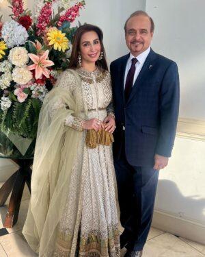 Reema Khan Instagram - Life becomes beautiful when we focus on the moments that fill our hearts with love, gratitude, and joy, for it is in those moments that we truly live❤️❤️🧿 
@theworldofhsy 
#allhamdulillah 
#happyday 
#blessings 
#🙏