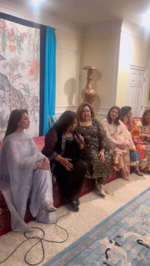 Reema Khan Instagram - A beautiful evening with our melody Queen @shaziamanzoorofficial at poppy’s home💕
#film 
#nikkah 
#song 
#memories
#reemashan