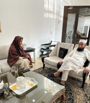 Reema Khan Instagram - I met venerable Mulana Tariq Jamil sahib to offer my condolence on the sad demise of his beloved son. The lesson radiated by Mulana Sahib and his family was to bow before Almighty God under all circumstances and to agree to His will 🥺🙏 
I saw a complete balance between the words and deeds of Mulana sahib and his family. He not only imparts lesson not through words but practically demonstrates allegiance to Islam. May he live longer than time and keep on spreading lessons to people at large ameen 🙏 
May God grant patience to him and his family to bear excruciating loss ameen. 
@tariqjamilofficial 
#saddimise 
#visiting 
#condolence 
#pakistan