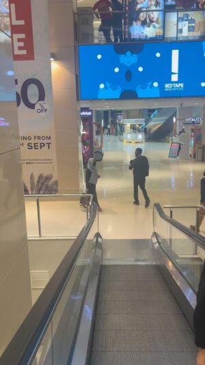 Reema Khan Instagram - To shop specially unnoticed, has got has its on charm. One feels at liberty while shopping discreetly 😊 
#lovekarachi 
#shoppingtime 
#pakistan 
#happy