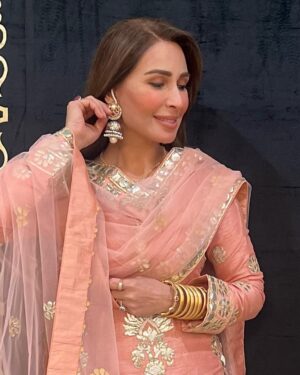 Reema Khan Instagram - Dress shabbily and they remember the dress; dress impeccably and they remember the woman.A woman’s best jewelry is her confidence. 
Fashion is about dressing according to what’s fashionable. Style is more about being yourself. 
Dress by @rubyshakel
jewellery by @jewelsbym.kay