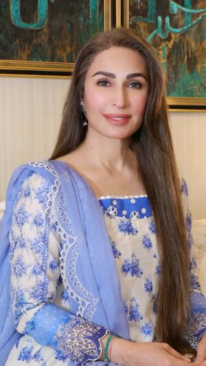 Reema Khan Instagram - Kindness is a language which the deaf can hear and the blind can see.
The best way to find yourself is to lose yourself in the service of others🙏
#bekind 
#respect 
#humanity 
#respect
jewellery by @jewelsbym.kay
@manarabymaria