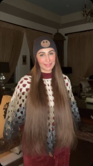 Reema Khan Instagram - اتنی بڑی کائنات میں ایک نقطے جتنی زمین کے بھی چھوٹے سے ٹکڑے پہ محض...
تھوڑے سے وقت کے لئے ایک چھوٹا سا انسان۔۔۔۔ذرا سا اختیار، ذرا سی کامیابی،ذرا سی طاقت اور ذرا سی حکمرانی لے کر کیسے اپنی اصل کو بھول جاتا ہے ؟ 
جب کہ اللہ اس چھوٹے سے ٹکڑے پر ہمیں یاد رکھے ہوئے ہے 
اللہ پاک ہمیں اس مختصر سے وقت میں زیادہ سے زیادہ نیک اعمال کرنے اور اپنے اصل مقصد  کو سمجھنے کی توفیق عطا فرماۓ
آمین
#bekind 
#behuman 
#behappy 
#😊