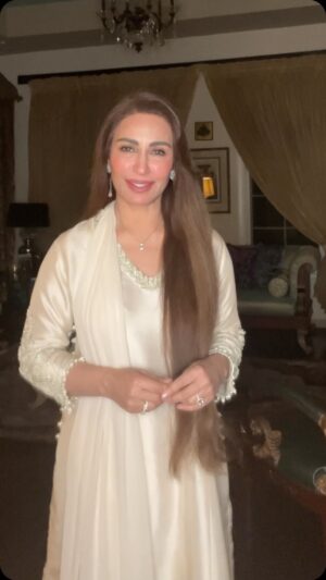 Reema Khan Instagram - JUMMA MUBARAK 💚

مخلص ہونا دنیا کا سب سے زیادہ پرکشش جذبہ ہے۔ 
اگر آپ کسی کو کچھ نہیں دے سکتے۔ مگر اچھےالفاظ تو دے سکتے ہیں۔ حوصلہ بڑھا  سکتے ہیں۔ الفاظ لہجہ نہیں رکھتے مگر تاثیر ضرور رکھتے ہیں۔ 
شاید آپکےالفاظ کسی کے لیے راہ حیات بن جائیں۔ 
ایسے لوگوں کو اللّٰه دوسروں کے لیے ذریعہ بنا دیتا ہے اپنے تک پہنچنے کا. 
الله ہم سب کو ایک دوسرے کے لئیے مخلص ہونے  کا جذبہ عطا کرے یا اللہ ہمیں بس خیر اور خوشیاں بانٹنے والا بنا۔ 
ہمیں ہر قسم کے لالچ اور خود غرضی سے پناہ دے۔ 
آمین ثمہ آمین 

#jummamubarak 
#bekind 
#respect