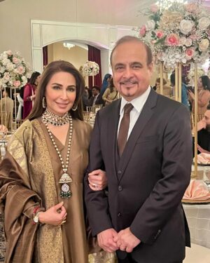Reema Khan Instagram - May the days ahead be painted with the hues of joy, and our journey together be adorned with love and togetherness ameen 🤲❤️❤️ 
#allhumdulilah 
#newyear 
#2024 
@wasimkhanhouseoffashion