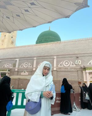 Reema Khan Instagram - May Allah Pak qabool our hazari and accept all our prayers through NABI-e-Pak ( PBUH) Ameen 🙏💚 
(Last day in Madina Pak) 😢🙏
@zakaurrehmangroup