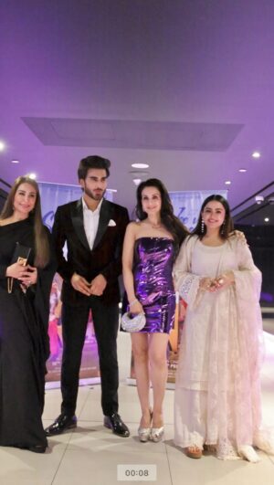 Reema Khan Instagram - Star studded World Premiere of JEE VE SOHNEYA JEE at Dubai Mall last night. @iamreemakhan @ameeshapatel9 @simichahal9 @jeevesohneyajee . Video Courtesy; @itskrajofficial