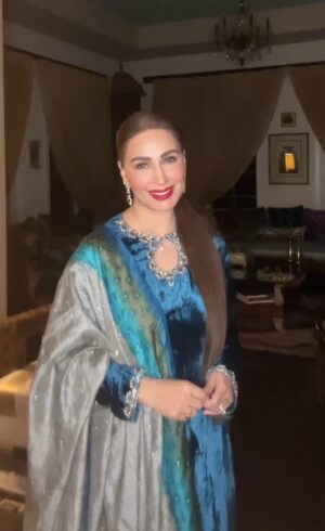 Reema Khan Instagram - زندگی میں ہم  بہت کچھ سیکھتے اور سکھاتے ہیں، اور اس کی وجہ ہمارے اردگرد کے لوگ ہوتے ہیں۔ کچھ ہمیں آزماتے ہیں، کچھ ہمیں سکھاتے ہیں، کچھ زندگی سے دور لے جاتے ہیں اور کچھ ہمیں زندہ رہنے کا صیحح مطلب بتا جاتے ہیں اس لئے دلوں میں رہنا سیکھیں مکانوں میں تو سبھی رہتے ہیں۔ 

#bekind 
#jummablessings