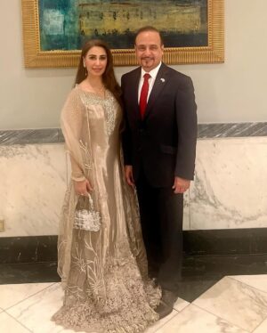 Reema Khan Instagram - A happy marriage is the union of two good forgivers.
Happiness is only real when shared.
To love and be loved is to feel the sun from both sides.
You don’t marry someone you can live with – you marry someone you cannot live without💕
@nilofershahid.official
