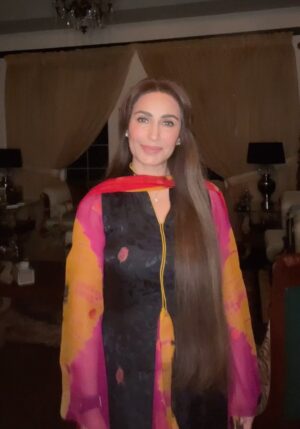 Reema Khan Instagram - “شخصیت میں عاجزی نہ ہو تو معلومات میں اضافہ علم کو نہیں بلکہ تکبر کو جنم دیتا ہے.” اے الله تمام معاملات میں ھمارا انجام اچھا فرما اور هميں دنيا كى رسوائى اور آخرت كے عذاب سے بچا. آمین 
#jummamubarak 
#bekind