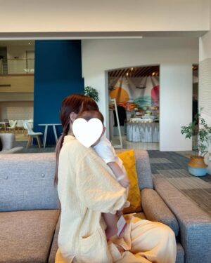 Reina Tanaka Instagram - .
動画あげたけんもう知っとうかもしれんけど
先日マームガーデン葉山に行ってきました🏨✧
出産前から気になっとった産後ケアホテルでずっと行くの楽しみにしとったっちゃけど、やっぱり行ってよかったぁ❤️🥹
産んでからの楽しみの1つやったっちゃん🥰

行ってみた感想、長くなるけど共有したいけん読んでね😂

まず景色がよくて空気が綺麗✨️自然〜🌱って感じ。
ご飯が全部おいしくて、おやつとかアフタヌーンティーもあったとよ!!☕️🍩
夜食まであります😏

24時間👶🏻 助産師さん、専門のスタッフの方に預けられるサービスもあって安心して預けられるし、ミルクの量･トイレは何時にしたとかのメモをしっかりしてくれるのに加えて
どんな風に目が覚めたとか何分でミルク飲み終わったとか子供の様子が分かる一言も書いてくれとうのが嬉しかったな😌

あとね
岩盤浴とハーブテントがあって初めて体験したっちゃけど
岩盤浴は 普通の岩盤浴より10度低めに設定してますって書いてあったけん暑いの苦手なれーなでも、暑すぎずポカポカで お昼寝するのにちょうど良くて気持ちがいいな〜ってぐらいの温度感で癒されたしハーブテントも下半身から あたたまって
血行がよくなったのが すごく分かりました🥹💕

産後のご褒美やけんいいよね♡って思って
オイルマッサージも受けた🤭
もう、とことん甘えようと思って やりたい事全部やったって感じ！

あとね、なんとね
ホテルなのにカラオケがあるとっっ😳!!
もちろん行きました٩( ¨ )ว=͟͟͞͞
なかなかカラオケ行く時間も作られんけんね
ここぞとばかりに歌ってきたよ🎤😬

初めての子育てで分からんこともいっぱいあるけど
専門スタッフの方に聞いたらいろいろ教えてくれる所も助かったし
あとさ
赤ちゃんの爪って切るの怖くない…??
だけん、普段ヤスリでやすってあげるっちゃけどなんか形が納得いかんくて綺麗に出来んで困っとったけん それ伝えたら
整えてくれた🥺

こんなに至れり尽くせりな環境で
こんなに安心して子供と過ごせる環境なのと
本当に心からリラックス･リフレッシュ出来る場所やけん帰る日が寂しすぎてさ…
まだまだ滞在したかったなー🙃

これから出産ひかえとうママも
出産したママも ぜひ行ってみてほしいな✨️
ここは本当におすすめすぎる！！

あ。そうそう
24時間行けるカフェラウンジが2階にあって
れーなはココアとカフェモカを毎日たくさん飲みました🐷☕️笑
1階のカフェもあってそこは24時間じゃないっちゃけど
そこにあるデトックスウォーターもおすすめ☝️💕

行き帰りはチャイルドシートがついとうタクシーで送ってもらえるシステムもあって、れーなみたいに免許がなくて電車で行くのも不安…って方も心配なく行けるよ🚕✨️
安全運転で👶🏻 も行き帰りぐっすりでした🫶

まだまだ語りたいけど さすがに長文すぎるので
ここまでにしておきますね🤭

あーーまた行きたいなぁ！！！！！🥹
絶対行きたい💓💓💓
本当に最高でした！
・‥…━━━☞・‥…━━━☞
#産後ケア #産後ケアホテル #マームガーデン
#マームガーデンリゾート葉山 #産後ママ #産後ケアを盛り上げたい #pr
