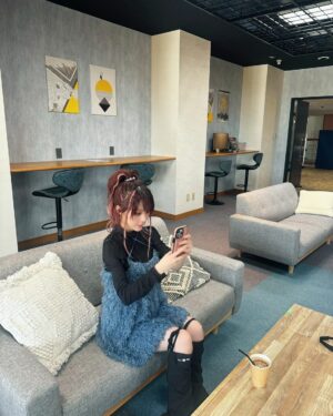 Reina Tanaka Instagram - .
動画あげたけんもう知っとうかもしれんけど
先日マームガーデン葉山に行ってきました🏨✧
出産前から気になっとった産後ケアホテルでずっと行くの楽しみにしとったっちゃけど、やっぱり行ってよかったぁ❤️🥹
産んでからの楽しみの1つやったっちゃん🥰

行ってみた感想、長くなるけど共有したいけん読んでね😂

まず景色がよくて空気が綺麗✨️自然〜🌱って感じ。
ご飯が全部おいしくて、おやつとかアフタヌーンティーもあったとよ!!☕️🍩
夜食まであります😏

24時間👶🏻 助産師さん、専門のスタッフの方に預けられるサービスもあって安心して預けられるし、ミルクの量･トイレは何時にしたとかのメモをしっかりしてくれるのに加えて
どんな風に目が覚めたとか何分でミルク飲み終わったとか子供の様子が分かる一言も書いてくれとうのが嬉しかったな😌

あとね
岩盤浴とハーブテントがあって初めて体験したっちゃけど
岩盤浴は 普通の岩盤浴より10度低めに設定してますって書いてあったけん暑いの苦手なれーなでも、暑すぎずポカポカで お昼寝するのにちょうど良くて気持ちがいいな〜ってぐらいの温度感で癒されたしハーブテントも下半身から あたたまって
血行がよくなったのが すごく分かりました🥹💕

産後のご褒美やけんいいよね♡って思って
オイルマッサージも受けた🤭
もう、とことん甘えようと思って やりたい事全部やったって感じ！

あとね、なんとね
ホテルなのにカラオケがあるとっっ😳!!
もちろん行きました٩( ¨ )ว=͟͟͞͞
なかなかカラオケ行く時間も作られんけんね
ここぞとばかりに歌ってきたよ🎤😬

初めての子育てで分からんこともいっぱいあるけど
専門スタッフの方に聞いたらいろいろ教えてくれる所も助かったし
あとさ
赤ちゃんの爪って切るの怖くない…??
だけん、普段ヤスリでやすってあげるっちゃけどなんか形が納得いかんくて綺麗に出来んで困っとったけん それ伝えたら
整えてくれた🥺

こんなに至れり尽くせりな環境で
こんなに安心して子供と過ごせる環境なのと
本当に心からリラックス･リフレッシュ出来る場所やけん帰る日が寂しすぎてさ…
まだまだ滞在したかったなー🙃

これから出産ひかえとうママも
出産したママも ぜひ行ってみてほしいな✨️
ここは本当におすすめすぎる！！

あ。そうそう
24時間行けるカフェラウンジが2階にあって
れーなはココアとカフェモカを毎日たくさん飲みました🐷☕️笑
1階のカフェもあってそこは24時間じゃないっちゃけど
そこにあるデトックスウォーターもおすすめ☝️💕

行き帰りはチャイルドシートがついとうタクシーで送ってもらえるシステムもあって、れーなみたいに免許がなくて電車で行くのも不安…って方も心配なく行けるよ🚕✨️
安全運転で👶🏻 も行き帰りぐっすりでした🫶

まだまだ語りたいけど さすがに長文すぎるので
ここまでにしておきますね🤭

あーーまた行きたいなぁ！！！！！🥹
絶対行きたい💓💓💓
本当に最高でした！
・‥…━━━☞・‥…━━━☞
#産後ケア #産後ケアホテル #マームガーデン
#マームガーデンリゾート葉山 #産後ママ #産後ケアを盛り上げたい #pr