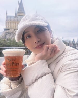 Rena Matsui Instagram - やっぱりユニバに行ったらこれ！
魔法界でバタービールをテラス席で城を見ながらに限ります。
冬でも冷たいバタービールが命の水！！！