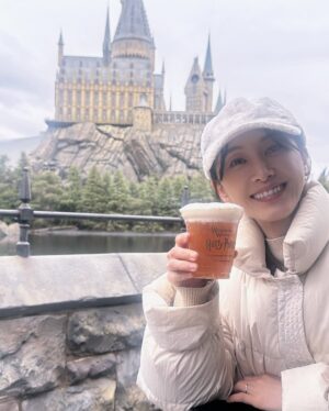 Rena Matsui Instagram - やっぱりユニバに行ったらこれ！
魔法界でバタービールをテラス席で城を見ながらに限ります。
冬でも冷たいバタービールが命の水！！！