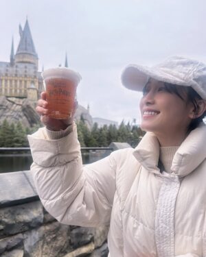 Rena Matsui Instagram - やっぱりユニバに行ったらこれ！
魔法界でバタービールをテラス席で城を見ながらに限ります。
冬でも冷たいバタービールが命の水！！！