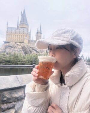 Rena Matsui Instagram - やっぱりユニバに行ったらこれ！
魔法界でバタービールをテラス席で城を見ながらに限ります。
冬でも冷たいバタービールが命の水！！！