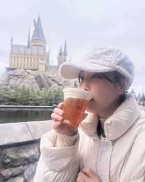 Rena Matsui Instagram - やっぱりユニバに行ったらこれ！
魔法界でバタービールをテラス席で城を見ながらに限ります。
冬でも冷たいバタービールが命の水！！！