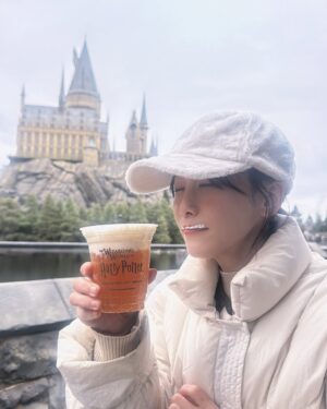 Rena Matsui Instagram - やっぱりユニバに行ったらこれ！
魔法界でバタービールをテラス席で城を見ながらに限ります。
冬でも冷たいバタービールが命の水！！！