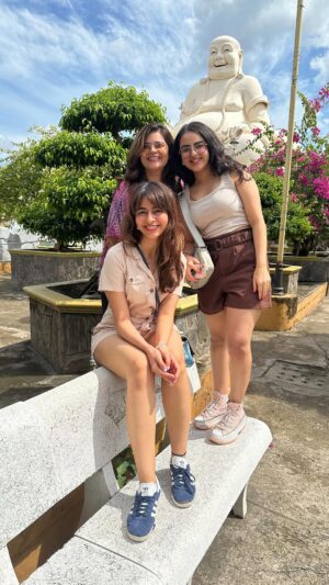 Renaye Tejani Instagram - We’re not complaining 🙂‍↔️🩷

#reels #explore #explorepage #reelsinstagram #trendingreels #motherdaughter #family #reelkarofeelkaro