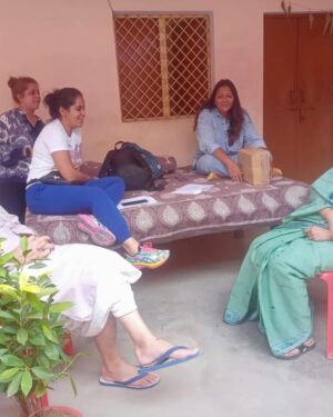 Renuka Shahane Instagram - कथा, पटकथा, संवाद, विषयवस्तु, अभिनय, निर्देशन, छायांकन के हिसाब से “दुपहिया” एक शानदार देखने योग्य वेबसीरीज़ है। मैंने सोचा था प्रतिदिन इसका एक एपिसोड देखूँगा लेकिन पहला एपिसोड देखने के बाद सीरीज़ ने ऐसा पकड़ा की मैं उसे समाप्त करके ही उठा। 
यदि आप मित्रों ने इसे देखा नहीं है तो आप भी इसे देख डालिए बहुत कम सीरीज़ ऐसी होती हैं जिन्हें हम अपने पूरे परिवार के साथ बैठकर देख सकते हैं amazon prime पर प्रसारित हो रही “दुपहिया” ऐसी ही साफ़ सुथरी, विषयपरक, आनंद-मनोरंजन से पूर्ण सीरीज़ है। 

श्री अविनाश द्विवेदी और श्री चिराग गर्ग ने जिस ख़ूबसूरती के साथ इसे लिखा है, चरित्रों का निर्माण किया है उतनी ही दक्षता, निपुणता और सच्चाई के साथ सुश्री ‘सोनम नायर’ ने अपने निर्देशन से इन किरदारों की व्यथा और कथा को प्रस्तुत किया है। सुश्री सोनम आप सत्य ही कुशल निर्देशक हैं, “दुपहिया” को देखकर समझ आया कि क्यों Renuka Shahane जी ( जिनका मैं कट्टर प्रशंसक हूँ ) आप लोगों की प्रशंसा करते अघाती नहीं थीं ! 

फ़िल्म निर्देशक और कैमरामैन एक सुर में होना आवश्यक होता है कैमरामैन श्री Piyush Puty ने निर्देशक की कल्पनाओं को जस का तस पर्दे पर साकार कर दिया।

“#दुपहिया” के क्रिएटर और प्रोड्यूसर सुश्री शुभ शिवदासानी और सुश्री सलोना बैंस जोशी का साधुवाद जिन्होंने वेब सीरीज़ की दिशा और दशा बदलने वाले विषय पर विश्वास जताया। 

परमप्रिय रेणुका जी, श्री गजराज राव, प्रिय यशपाल शर्मा, सुश्री शिवानी रघुवंशी, श्री स्पर्श श्रीवास्तव, श्री भुवन अरोरा, सुश्री अंजुमन सक्सेना, सुश्री कोमल खुशवाहा, श्री समर्थ माहोर, श्री भास्कर झा, श्री बिदाई कुमार, श्री अविनाश द्विवेदी.. आप सभी अभिनेताओं का अभिनंदन आप सभी ने अपने क़िरदारों के चित्त, चरित्र और चिंतन को पूर्ण कुशलता के साथ निभाया है मुझे देखते हुए लगा जैसे मैं अभिनेताओं से नहीं धड़कपुर के उन्हीं चरित्रों से मिल रहा हूँ|~#आशुतोष_राना 🌹😊🙏