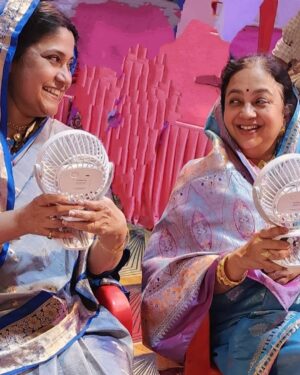 Renuka Shahane Instagram - कथा, पटकथा, संवाद, विषयवस्तु, अभिनय, निर्देशन, छायांकन के हिसाब से “दुपहिया” एक शानदार देखने योग्य वेबसीरीज़ है। मैंने सोचा था प्रतिदिन इसका एक एपिसोड देखूँगा लेकिन पहला एपिसोड देखने के बाद सीरीज़ ने ऐसा पकड़ा की मैं उसे समाप्त करके ही उठा। 
यदि आप मित्रों ने इसे देखा नहीं है तो आप भी इसे देख डालिए बहुत कम सीरीज़ ऐसी होती हैं जिन्हें हम अपने पूरे परिवार के साथ बैठकर देख सकते हैं amazon prime पर प्रसारित हो रही “दुपहिया” ऐसी ही साफ़ सुथरी, विषयपरक, आनंद-मनोरंजन से पूर्ण सीरीज़ है। 

श्री अविनाश द्विवेदी और श्री चिराग गर्ग ने जिस ख़ूबसूरती के साथ इसे लिखा है, चरित्रों का निर्माण किया है उतनी ही दक्षता, निपुणता और सच्चाई के साथ सुश्री ‘सोनम नायर’ ने अपने निर्देशन से इन किरदारों की व्यथा और कथा को प्रस्तुत किया है। सुश्री सोनम आप सत्य ही कुशल निर्देशक हैं, “दुपहिया” को देखकर समझ आया कि क्यों Renuka Shahane जी ( जिनका मैं कट्टर प्रशंसक हूँ ) आप लोगों की प्रशंसा करते अघाती नहीं थीं ! 

फ़िल्म निर्देशक और कैमरामैन एक सुर में होना आवश्यक होता है कैमरामैन श्री Piyush Puty ने निर्देशक की कल्पनाओं को जस का तस पर्दे पर साकार कर दिया।

“#दुपहिया” के क्रिएटर और प्रोड्यूसर सुश्री शुभ शिवदासानी और सुश्री सलोना बैंस जोशी का साधुवाद जिन्होंने वेब सीरीज़ की दिशा और दशा बदलने वाले विषय पर विश्वास जताया। 

परमप्रिय रेणुका जी, श्री गजराज राव, प्रिय यशपाल शर्मा, सुश्री शिवानी रघुवंशी, श्री स्पर्श श्रीवास्तव, श्री भुवन अरोरा, सुश्री अंजुमन सक्सेना, सुश्री कोमल खुशवाहा, श्री समर्थ माहोर, श्री भास्कर झा, श्री बिदाई कुमार, श्री अविनाश द्विवेदी.. आप सभी अभिनेताओं का अभिनंदन आप सभी ने अपने क़िरदारों के चित्त, चरित्र और चिंतन को पूर्ण कुशलता के साथ निभाया है मुझे देखते हुए लगा जैसे मैं अभिनेताओं से नहीं धड़कपुर के उन्हीं चरित्रों से मिल रहा हूँ|~#आशुतोष_राना 🌹😊🙏
