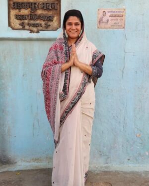 Renuka Shahane Instagram - कथा, पटकथा, संवाद, विषयवस्तु, अभिनय, निर्देशन, छायांकन के हिसाब से “दुपहिया” एक शानदार देखने योग्य वेबसीरीज़ है। मैंने सोचा था प्रतिदिन इसका एक एपिसोड देखूँगा लेकिन पहला एपिसोड देखने के बाद सीरीज़ ने ऐसा पकड़ा की मैं उसे समाप्त करके ही उठा। 
यदि आप मित्रों ने इसे देखा नहीं है तो आप भी इसे देख डालिए बहुत कम सीरीज़ ऐसी होती हैं जिन्हें हम अपने पूरे परिवार के साथ बैठकर देख सकते हैं amazon prime पर प्रसारित हो रही “दुपहिया” ऐसी ही साफ़ सुथरी, विषयपरक, आनंद-मनोरंजन से पूर्ण सीरीज़ है। 

श्री अविनाश द्विवेदी और श्री चिराग गर्ग ने जिस ख़ूबसूरती के साथ इसे लिखा है, चरित्रों का निर्माण किया है उतनी ही दक्षता, निपुणता और सच्चाई के साथ सुश्री ‘सोनम नायर’ ने अपने निर्देशन से इन किरदारों की व्यथा और कथा को प्रस्तुत किया है। सुश्री सोनम आप सत्य ही कुशल निर्देशक हैं, “दुपहिया” को देखकर समझ आया कि क्यों Renuka Shahane जी ( जिनका मैं कट्टर प्रशंसक हूँ ) आप लोगों की प्रशंसा करते अघाती नहीं थीं ! 

फ़िल्म निर्देशक और कैमरामैन एक सुर में होना आवश्यक होता है कैमरामैन श्री Piyush Puty ने निर्देशक की कल्पनाओं को जस का तस पर्दे पर साकार कर दिया।

“#दुपहिया” के क्रिएटर और प्रोड्यूसर सुश्री शुभ शिवदासानी और सुश्री सलोना बैंस जोशी का साधुवाद जिन्होंने वेब सीरीज़ की दिशा और दशा बदलने वाले विषय पर विश्वास जताया। 

परमप्रिय रेणुका जी, श्री गजराज राव, प्रिय यशपाल शर्मा, सुश्री शिवानी रघुवंशी, श्री स्पर्श श्रीवास्तव, श्री भुवन अरोरा, सुश्री अंजुमन सक्सेना, सुश्री कोमल खुशवाहा, श्री समर्थ माहोर, श्री भास्कर झा, श्री बिदाई कुमार, श्री अविनाश द्विवेदी.. आप सभी अभिनेताओं का अभिनंदन आप सभी ने अपने क़िरदारों के चित्त, चरित्र और चिंतन को पूर्ण कुशलता के साथ निभाया है मुझे देखते हुए लगा जैसे मैं अभिनेताओं से नहीं धड़कपुर के उन्हीं चरित्रों से मिल रहा हूँ|~#आशुतोष_राना 🌹😊🙏