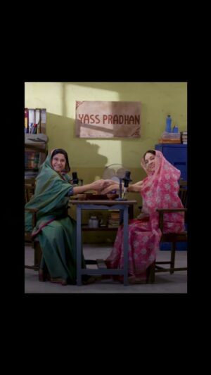 Renuka Shahane Instagram - It was in the year 2002 when I participated in the celebrity special of Kamzor Kadi Kaun hosted by @neena_gupta ji and life came a full circle when I got the opportunity to hear her "aap jaa sakte hain" again for the promotion of our wonderful original series "Dupahiya" streaming on @amazonprime Just felt like sharing a little bit of that episode that was aired 23 years ago. Neenaji, Thank you for being such a pathblazer. Love and respect always ❤️❤️🙏🏽
Those who haven't seen "Dupahiya" please watch it on Amazon Prime 😊🙏🏽
KamzorKadiKaun×Panchayat×Dupahiya
#nostalgia