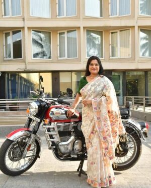 Renuka Shahane Instagram - कथा, पटकथा, संवाद, विषयवस्तु, अभिनय, निर्देशन, छायांकन के हिसाब से “दुपहिया” एक शानदार देखने योग्य वेबसीरीज़ है। मैंने सोचा था प्रतिदिन इसका एक एपिसोड देखूँगा लेकिन पहला एपिसोड देखने के बाद सीरीज़ ने ऐसा पकड़ा की मैं उसे समाप्त करके ही उठा। 
यदि आप मित्रों ने इसे देखा नहीं है तो आप भी इसे देख डालिए बहुत कम सीरीज़ ऐसी होती हैं जिन्हें हम अपने पूरे परिवार के साथ बैठकर देख सकते हैं amazon prime पर प्रसारित हो रही “दुपहिया” ऐसी ही साफ़ सुथरी, विषयपरक, आनंद-मनोरंजन से पूर्ण सीरीज़ है। 

श्री अविनाश द्विवेदी और श्री चिराग गर्ग ने जिस ख़ूबसूरती के साथ इसे लिखा है, चरित्रों का निर्माण किया है उतनी ही दक्षता, निपुणता और सच्चाई के साथ सुश्री ‘सोनम नायर’ ने अपने निर्देशन से इन किरदारों की व्यथा और कथा को प्रस्तुत किया है। सुश्री सोनम आप सत्य ही कुशल निर्देशक हैं, “दुपहिया” को देखकर समझ आया कि क्यों Renuka Shahane जी ( जिनका मैं कट्टर प्रशंसक हूँ ) आप लोगों की प्रशंसा करते अघाती नहीं थीं ! 

फ़िल्म निर्देशक और कैमरामैन एक सुर में होना आवश्यक होता है कैमरामैन श्री Piyush Puty ने निर्देशक की कल्पनाओं को जस का तस पर्दे पर साकार कर दिया।

“#दुपहिया” के क्रिएटर और प्रोड्यूसर सुश्री शुभ शिवदासानी और सुश्री सलोना बैंस जोशी का साधुवाद जिन्होंने वेब सीरीज़ की दिशा और दशा बदलने वाले विषय पर विश्वास जताया। 

परमप्रिय रेणुका जी, श्री गजराज राव, प्रिय यशपाल शर्मा, सुश्री शिवानी रघुवंशी, श्री स्पर्श श्रीवास्तव, श्री भुवन अरोरा, सुश्री अंजुमन सक्सेना, सुश्री कोमल खुशवाहा, श्री समर्थ माहोर, श्री भास्कर झा, श्री बिदाई कुमार, श्री अविनाश द्विवेदी.. आप सभी अभिनेताओं का अभिनंदन आप सभी ने अपने क़िरदारों के चित्त, चरित्र और चिंतन को पूर्ण कुशलता के साथ निभाया है मुझे देखते हुए लगा जैसे मैं अभिनेताओं से नहीं धड़कपुर के उन्हीं चरित्रों से मिल रहा हूँ|~#आशुतोष_राना 🌹😊🙏