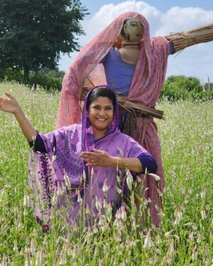 Renuka Shahane Instagram - कथा, पटकथा, संवाद, विषयवस्तु, अभिनय, निर्देशन, छायांकन के हिसाब से “दुपहिया” एक शानदार देखने योग्य वेबसीरीज़ है। मैंने सोचा था प्रतिदिन इसका एक एपिसोड देखूँगा लेकिन पहला एपिसोड देखने के बाद सीरीज़ ने ऐसा पकड़ा की मैं उसे समाप्त करके ही उठा। 
यदि आप मित्रों ने इसे देखा नहीं है तो आप भी इसे देख डालिए बहुत कम सीरीज़ ऐसी होती हैं जिन्हें हम अपने पूरे परिवार के साथ बैठकर देख सकते हैं amazon prime पर प्रसारित हो रही “दुपहिया” ऐसी ही साफ़ सुथरी, विषयपरक, आनंद-मनोरंजन से पूर्ण सीरीज़ है। 

श्री अविनाश द्विवेदी और श्री चिराग गर्ग ने जिस ख़ूबसूरती के साथ इसे लिखा है, चरित्रों का निर्माण किया है उतनी ही दक्षता, निपुणता और सच्चाई के साथ सुश्री ‘सोनम नायर’ ने अपने निर्देशन से इन किरदारों की व्यथा और कथा को प्रस्तुत किया है। सुश्री सोनम आप सत्य ही कुशल निर्देशक हैं, “दुपहिया” को देखकर समझ आया कि क्यों Renuka Shahane जी ( जिनका मैं कट्टर प्रशंसक हूँ ) आप लोगों की प्रशंसा करते अघाती नहीं थीं ! 

फ़िल्म निर्देशक और कैमरामैन एक सुर में होना आवश्यक होता है कैमरामैन श्री Piyush Puty ने निर्देशक की कल्पनाओं को जस का तस पर्दे पर साकार कर दिया।

“#दुपहिया” के क्रिएटर और प्रोड्यूसर सुश्री शुभ शिवदासानी और सुश्री सलोना बैंस जोशी का साधुवाद जिन्होंने वेब सीरीज़ की दिशा और दशा बदलने वाले विषय पर विश्वास जताया। 

परमप्रिय रेणुका जी, श्री गजराज राव, प्रिय यशपाल शर्मा, सुश्री शिवानी रघुवंशी, श्री स्पर्श श्रीवास्तव, श्री भुवन अरोरा, सुश्री अंजुमन सक्सेना, सुश्री कोमल खुशवाहा, श्री समर्थ माहोर, श्री भास्कर झा, श्री बिदाई कुमार, श्री अविनाश द्विवेदी.. आप सभी अभिनेताओं का अभिनंदन आप सभी ने अपने क़िरदारों के चित्त, चरित्र और चिंतन को पूर्ण कुशलता के साथ निभाया है मुझे देखते हुए लगा जैसे मैं अभिनेताओं से नहीं धड़कपुर के उन्हीं चरित्रों से मिल रहा हूँ|~#आशुतोष_राना 🌹😊🙏