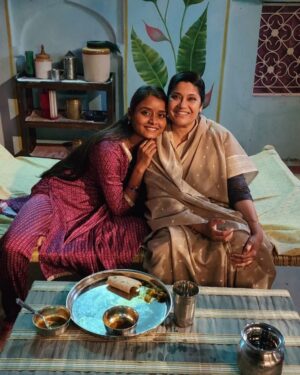 Renuka Shahane Instagram - कथा, पटकथा, संवाद, विषयवस्तु, अभिनय, निर्देशन, छायांकन के हिसाब से “दुपहिया” एक शानदार देखने योग्य वेबसीरीज़ है। मैंने सोचा था प्रतिदिन इसका एक एपिसोड देखूँगा लेकिन पहला एपिसोड देखने के बाद सीरीज़ ने ऐसा पकड़ा की मैं उसे समाप्त करके ही उठा। 
यदि आप मित्रों ने इसे देखा नहीं है तो आप भी इसे देख डालिए बहुत कम सीरीज़ ऐसी होती हैं जिन्हें हम अपने पूरे परिवार के साथ बैठकर देख सकते हैं amazon prime पर प्रसारित हो रही “दुपहिया” ऐसी ही साफ़ सुथरी, विषयपरक, आनंद-मनोरंजन से पूर्ण सीरीज़ है। 

श्री अविनाश द्विवेदी और श्री चिराग गर्ग ने जिस ख़ूबसूरती के साथ इसे लिखा है, चरित्रों का निर्माण किया है उतनी ही दक्षता, निपुणता और सच्चाई के साथ सुश्री ‘सोनम नायर’ ने अपने निर्देशन से इन किरदारों की व्यथा और कथा को प्रस्तुत किया है। सुश्री सोनम आप सत्य ही कुशल निर्देशक हैं, “दुपहिया” को देखकर समझ आया कि क्यों Renuka Shahane जी ( जिनका मैं कट्टर प्रशंसक हूँ ) आप लोगों की प्रशंसा करते अघाती नहीं थीं ! 

फ़िल्म निर्देशक और कैमरामैन एक सुर में होना आवश्यक होता है कैमरामैन श्री Piyush Puty ने निर्देशक की कल्पनाओं को जस का तस पर्दे पर साकार कर दिया।

“#दुपहिया” के क्रिएटर और प्रोड्यूसर सुश्री शुभ शिवदासानी और सुश्री सलोना बैंस जोशी का साधुवाद जिन्होंने वेब सीरीज़ की दिशा और दशा बदलने वाले विषय पर विश्वास जताया। 

परमप्रिय रेणुका जी, श्री गजराज राव, प्रिय यशपाल शर्मा, सुश्री शिवानी रघुवंशी, श्री स्पर्श श्रीवास्तव, श्री भुवन अरोरा, सुश्री अंजुमन सक्सेना, सुश्री कोमल खुशवाहा, श्री समर्थ माहोर, श्री भास्कर झा, श्री बिदाई कुमार, श्री अविनाश द्विवेदी.. आप सभी अभिनेताओं का अभिनंदन आप सभी ने अपने क़िरदारों के चित्त, चरित्र और चिंतन को पूर्ण कुशलता के साथ निभाया है मुझे देखते हुए लगा जैसे मैं अभिनेताओं से नहीं धड़कपुर के उन्हीं चरित्रों से मिल रहा हूँ|~#आशुतोष_राना 🌹😊🙏