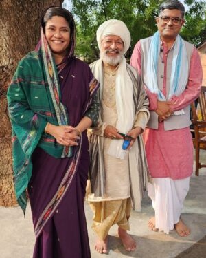 Renuka Shahane Instagram - कथा, पटकथा, संवाद, विषयवस्तु, अभिनय, निर्देशन, छायांकन के हिसाब से “दुपहिया” एक शानदार देखने योग्य वेबसीरीज़ है। मैंने सोचा था प्रतिदिन इसका एक एपिसोड देखूँगा लेकिन पहला एपिसोड देखने के बाद सीरीज़ ने ऐसा पकड़ा की मैं उसे समाप्त करके ही उठा। 
यदि आप मित्रों ने इसे देखा नहीं है तो आप भी इसे देख डालिए बहुत कम सीरीज़ ऐसी होती हैं जिन्हें हम अपने पूरे परिवार के साथ बैठकर देख सकते हैं amazon prime पर प्रसारित हो रही “दुपहिया” ऐसी ही साफ़ सुथरी, विषयपरक, आनंद-मनोरंजन से पूर्ण सीरीज़ है। 

श्री अविनाश द्विवेदी और श्री चिराग गर्ग ने जिस ख़ूबसूरती के साथ इसे लिखा है, चरित्रों का निर्माण किया है उतनी ही दक्षता, निपुणता और सच्चाई के साथ सुश्री ‘सोनम नायर’ ने अपने निर्देशन से इन किरदारों की व्यथा और कथा को प्रस्तुत किया है। सुश्री सोनम आप सत्य ही कुशल निर्देशक हैं, “दुपहिया” को देखकर समझ आया कि क्यों Renuka Shahane जी ( जिनका मैं कट्टर प्रशंसक हूँ ) आप लोगों की प्रशंसा करते अघाती नहीं थीं ! 

फ़िल्म निर्देशक और कैमरामैन एक सुर में होना आवश्यक होता है कैमरामैन श्री Piyush Puty ने निर्देशक की कल्पनाओं को जस का तस पर्दे पर साकार कर दिया।

“#दुपहिया” के क्रिएटर और प्रोड्यूसर सुश्री शुभ शिवदासानी और सुश्री सलोना बैंस जोशी का साधुवाद जिन्होंने वेब सीरीज़ की दिशा और दशा बदलने वाले विषय पर विश्वास जताया। 

परमप्रिय रेणुका जी, श्री गजराज राव, प्रिय यशपाल शर्मा, सुश्री शिवानी रघुवंशी, श्री स्पर्श श्रीवास्तव, श्री भुवन अरोरा, सुश्री अंजुमन सक्सेना, सुश्री कोमल खुशवाहा, श्री समर्थ माहोर, श्री भास्कर झा, श्री बिदाई कुमार, श्री अविनाश द्विवेदी.. आप सभी अभिनेताओं का अभिनंदन आप सभी ने अपने क़िरदारों के चित्त, चरित्र और चिंतन को पूर्ण कुशलता के साथ निभाया है मुझे देखते हुए लगा जैसे मैं अभिनेताओं से नहीं धड़कपुर के उन्हीं चरित्रों से मिल रहा हूँ|~#आशुतोष_राना 🌹😊🙏