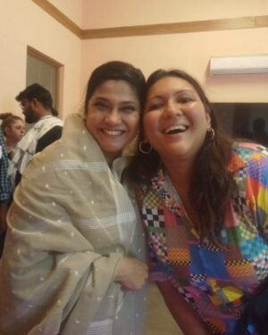 Renuka Shahane Instagram - कथा, पटकथा, संवाद, विषयवस्तु, अभिनय, निर्देशन, छायांकन के हिसाब से “दुपहिया” एक शानदार देखने योग्य वेबसीरीज़ है। मैंने सोचा था प्रतिदिन इसका एक एपिसोड देखूँगा लेकिन पहला एपिसोड देखने के बाद सीरीज़ ने ऐसा पकड़ा की मैं उसे समाप्त करके ही उठा। 
यदि आप मित्रों ने इसे देखा नहीं है तो आप भी इसे देख डालिए बहुत कम सीरीज़ ऐसी होती हैं जिन्हें हम अपने पूरे परिवार के साथ बैठकर देख सकते हैं amazon prime पर प्रसारित हो रही “दुपहिया” ऐसी ही साफ़ सुथरी, विषयपरक, आनंद-मनोरंजन से पूर्ण सीरीज़ है। 

श्री अविनाश द्विवेदी और श्री चिराग गर्ग ने जिस ख़ूबसूरती के साथ इसे लिखा है, चरित्रों का निर्माण किया है उतनी ही दक्षता, निपुणता और सच्चाई के साथ सुश्री ‘सोनम नायर’ ने अपने निर्देशन से इन किरदारों की व्यथा और कथा को प्रस्तुत किया है। सुश्री सोनम आप सत्य ही कुशल निर्देशक हैं, “दुपहिया” को देखकर समझ आया कि क्यों Renuka Shahane जी ( जिनका मैं कट्टर प्रशंसक हूँ ) आप लोगों की प्रशंसा करते अघाती नहीं थीं ! 

फ़िल्म निर्देशक और कैमरामैन एक सुर में होना आवश्यक होता है कैमरामैन श्री Piyush Puty ने निर्देशक की कल्पनाओं को जस का तस पर्दे पर साकार कर दिया।

“#दुपहिया” के क्रिएटर और प्रोड्यूसर सुश्री शुभ शिवदासानी और सुश्री सलोना बैंस जोशी का साधुवाद जिन्होंने वेब सीरीज़ की दिशा और दशा बदलने वाले विषय पर विश्वास जताया। 

परमप्रिय रेणुका जी, श्री गजराज राव, प्रिय यशपाल शर्मा, सुश्री शिवानी रघुवंशी, श्री स्पर्श श्रीवास्तव, श्री भुवन अरोरा, सुश्री अंजुमन सक्सेना, सुश्री कोमल खुशवाहा, श्री समर्थ माहोर, श्री भास्कर झा, श्री बिदाई कुमार, श्री अविनाश द्विवेदी.. आप सभी अभिनेताओं का अभिनंदन आप सभी ने अपने क़िरदारों के चित्त, चरित्र और चिंतन को पूर्ण कुशलता के साथ निभाया है मुझे देखते हुए लगा जैसे मैं अभिनेताओं से नहीं धड़कपुर के उन्हीं चरित्रों से मिल रहा हूँ|~#आशुतोष_राना 🌹😊🙏