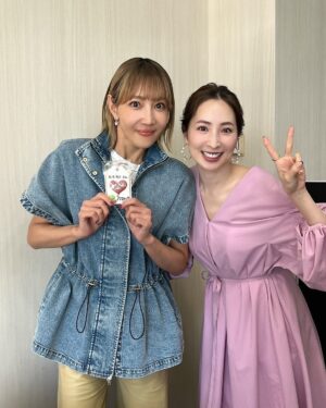 Reon Yuzuki Instagram - .
そして
ノンストップ終わりに
ゆうさんこと
真飛聖さんと
お会い出来たのです☺️💓

.
私がもうすぐ楽屋に
帰ってくると
待ってて下さいました‼️
ポカポカ前の
ゆうさんと
写真撮りまくり💓💓🐤

.
久しぶりにお会いしたのに
いつもの
ゆうさんで
ほんっとーーーに
嬉しい時間でした🐤

.
今日は
すごい1日だ☺️

.

これまた幸せ

.
#ノンストップ
#終わったら
#ぽかぽか　前の
#真飛聖　さん
#会えた　💓💓
#嬉しい
#柚希礼音